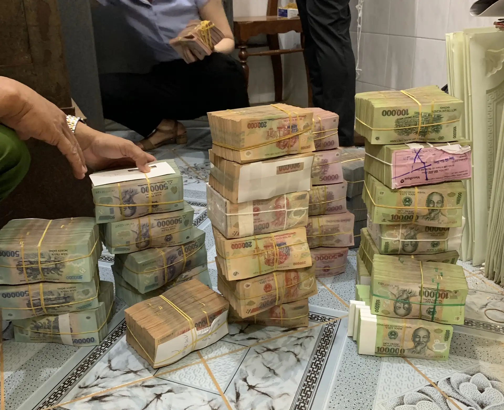 Cuỗm tiền tỷ của mẹ trong két sắt 1 Cuỗm tiền tỷ của mẹ trong két sắt